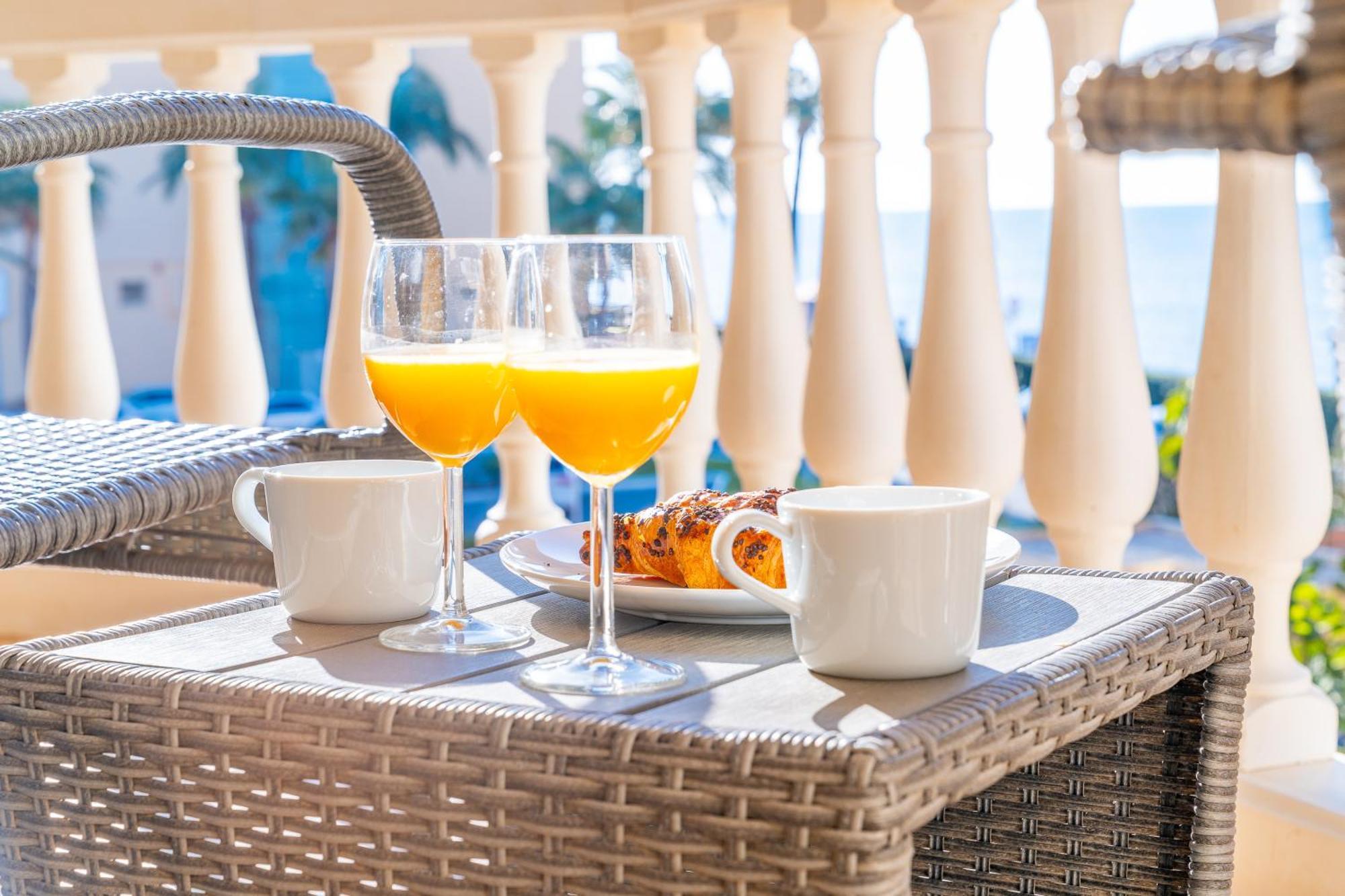 Casa Playa Guadalmar, Beautiful Apartment In Front Of The Sea, Wifi, Ac, Smart Tv, Private Parking Malaga Bagian luar foto