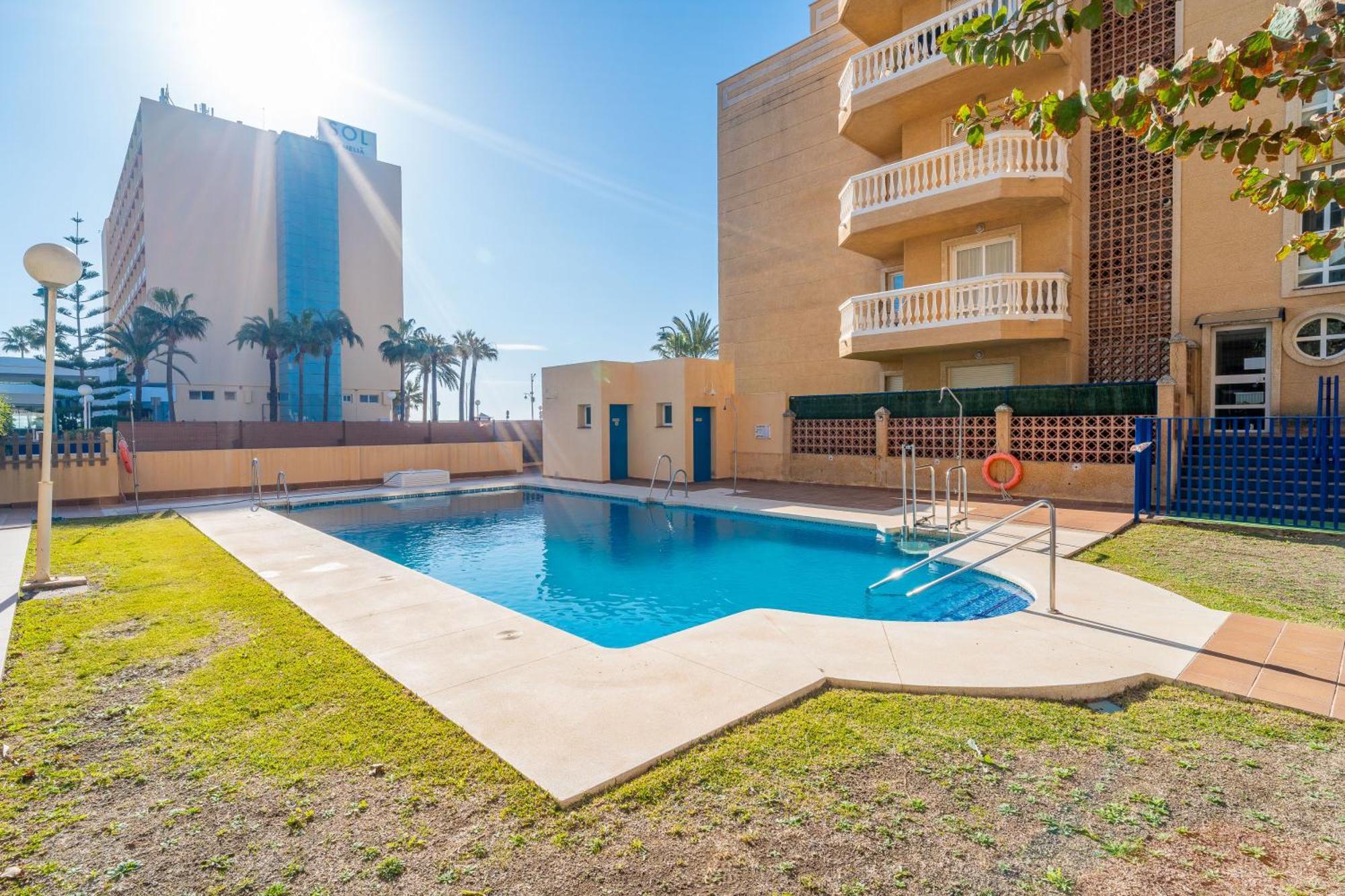 Casa Playa Guadalmar, Beautiful Apartment In Front Of The Sea, Wifi, Ac, Smart Tv, Private Parking Malaga Bagian luar foto